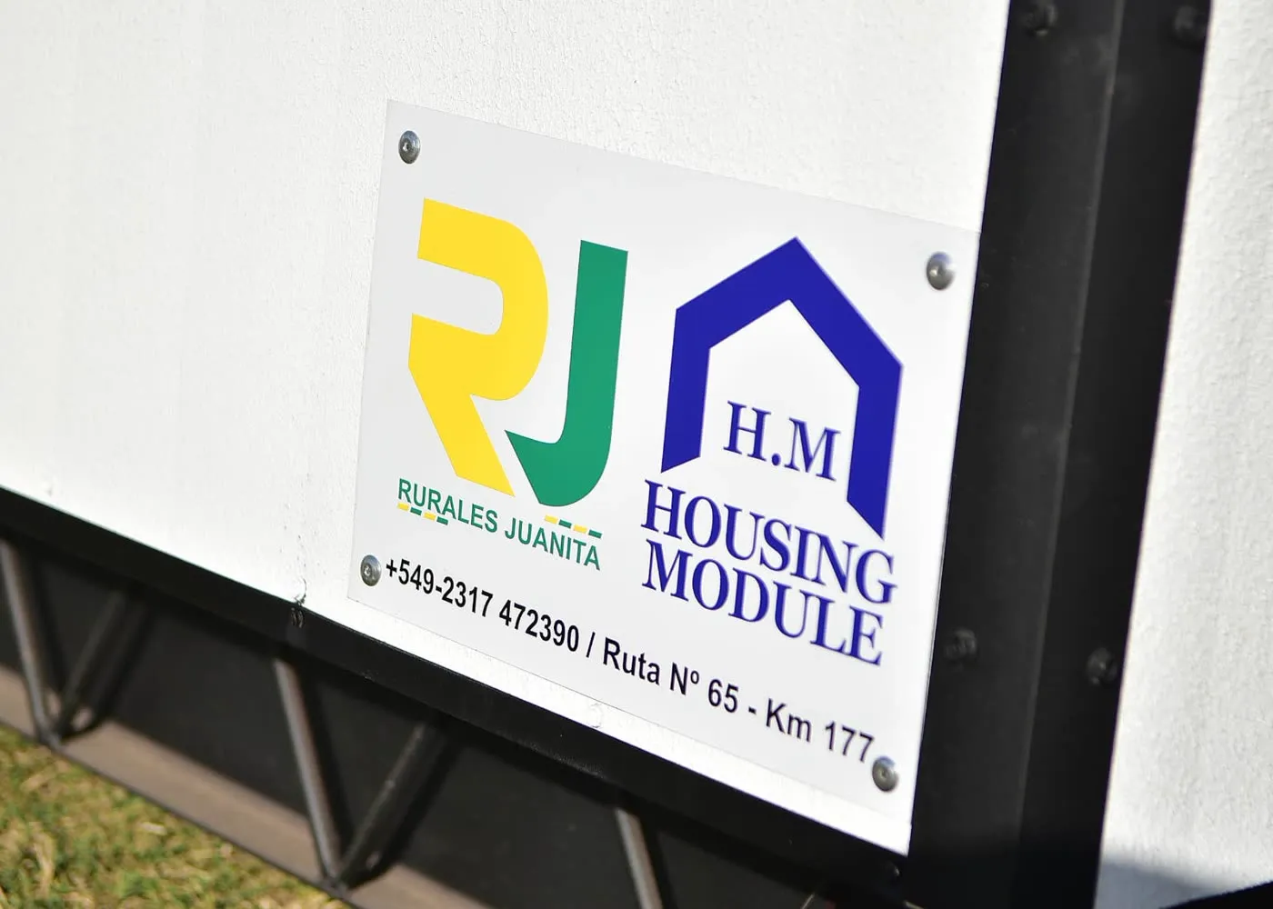 Ambas marcas grabadas en un módulo: Rurales Juanita y H.M Housing Module
