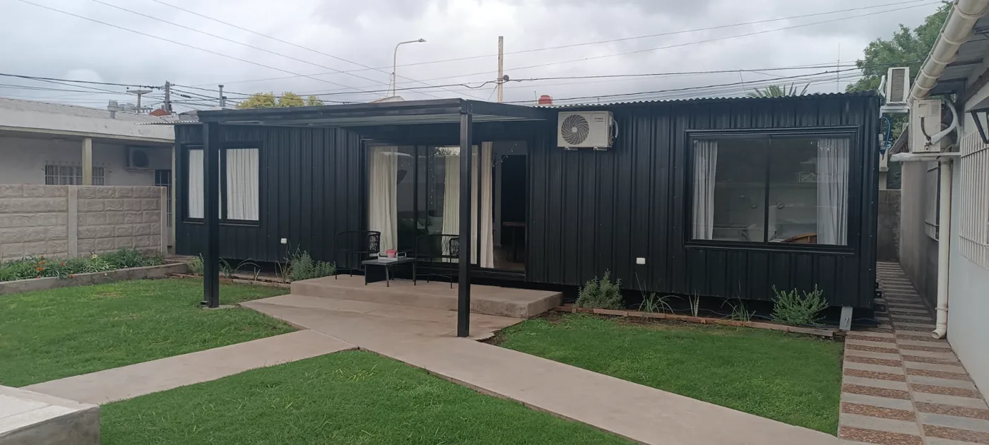 Módulo habitacional instalado con entorno verde
