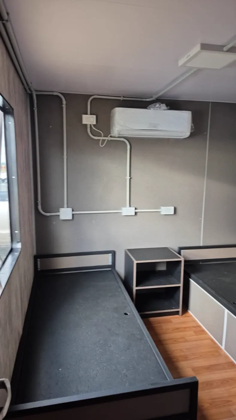 Cocina con muebles oscuros, otro ángulo