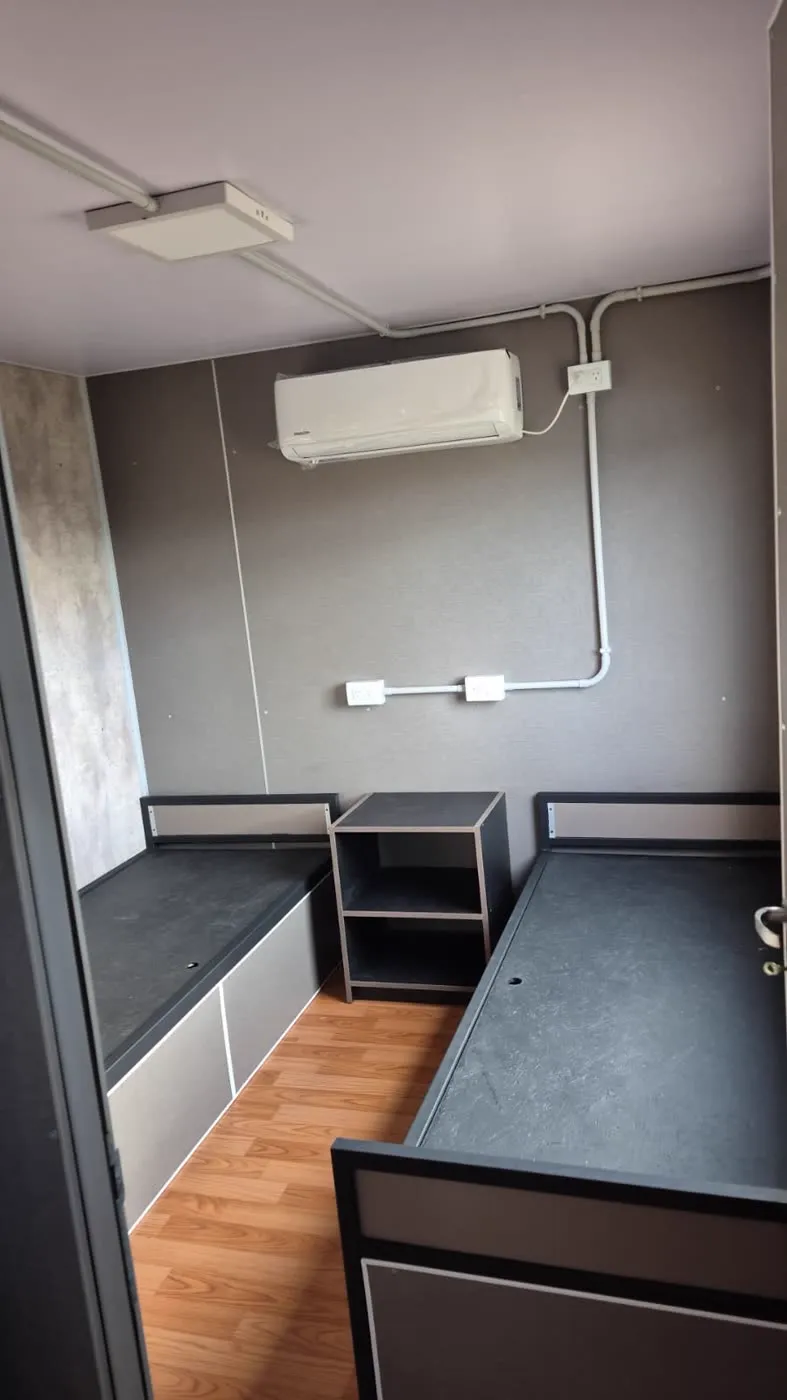 Cocina con muebles oscuros