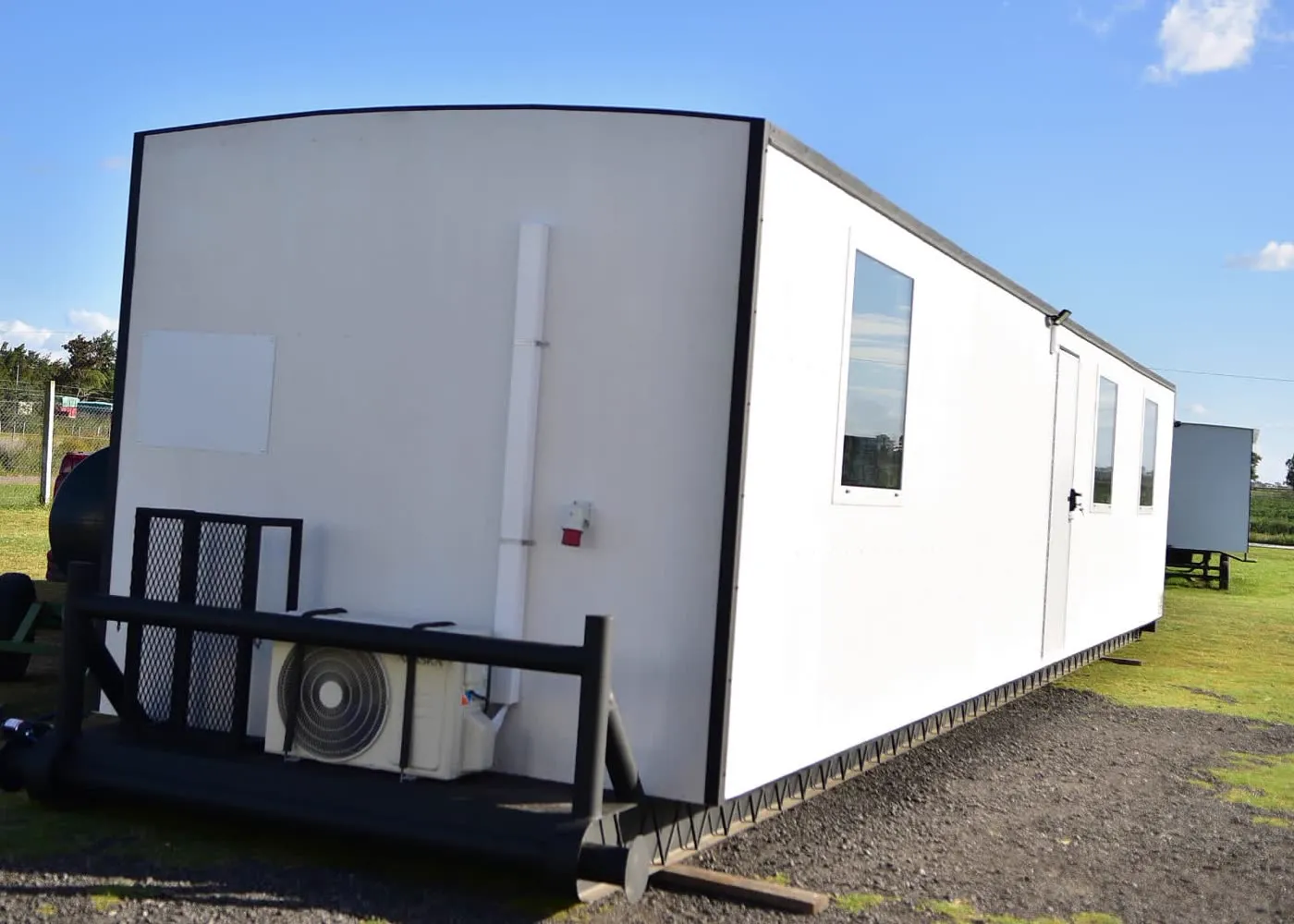 Vivienda de campo blanca con climatización