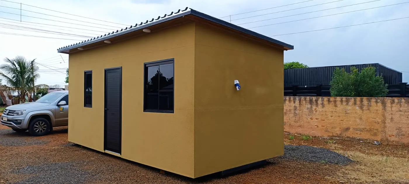 Vivienda rural color ocre